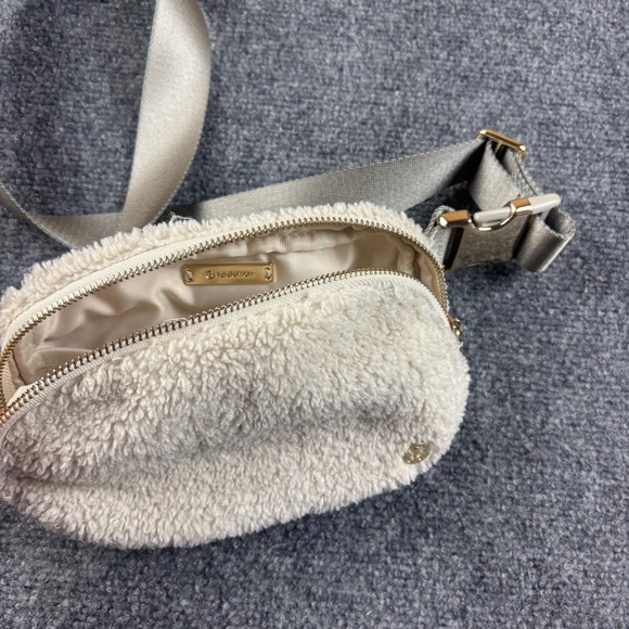 LULULEMON Light Ivory Fleece Sherpa Everywhere Belt Bag One Size - Picture 5 of 12
